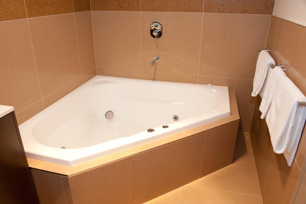 Horsham International Hotel ภายนอก รูปภาพ