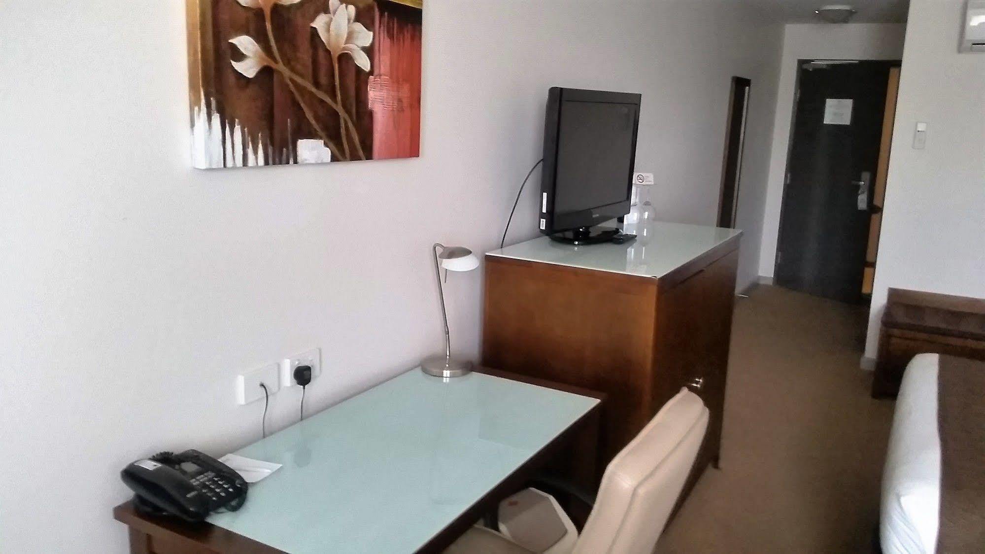 Horsham International Hotel ภายนอก รูปภาพ